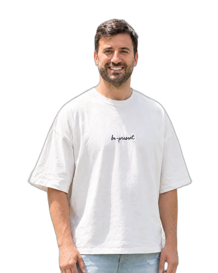 David sonriendo en un jardín de Andorra con las montañas detrás
