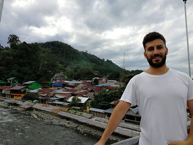 bukit lawang puente colgante en el rio
