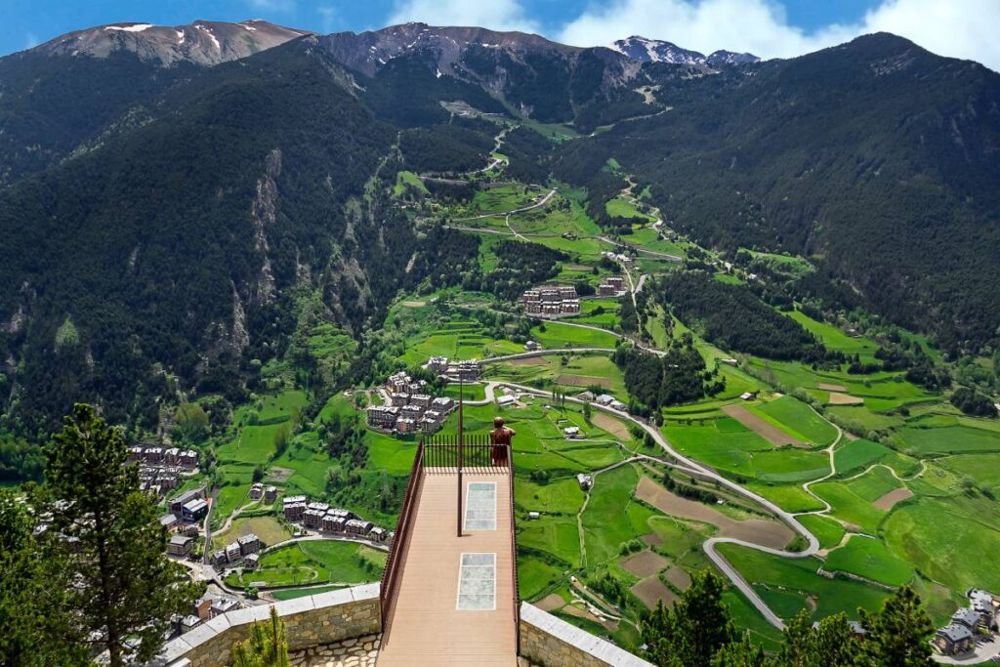 Mirador sobre un valle verde de Andorra, requisitos para vivir en Andorra