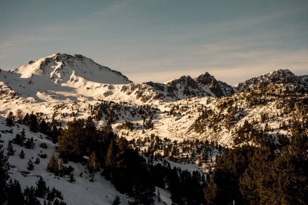 Montañas nevadas de Andorra al atardecer, mudarse a Andorra