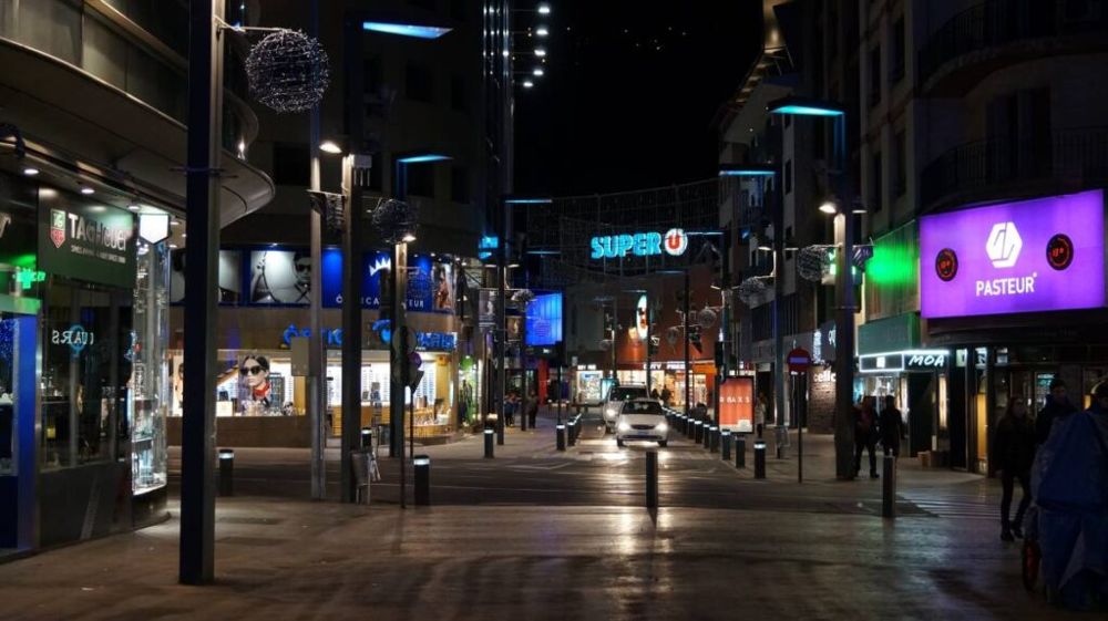 Calle comercial de Andorra de noche, trabajar en Andorra
