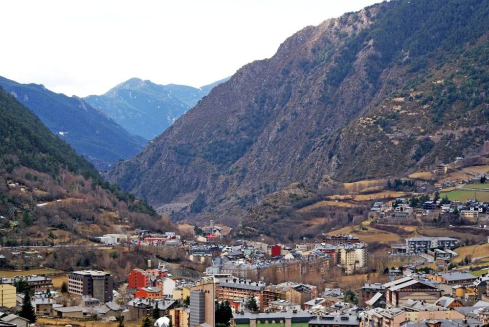 Ciudad en el valle entre montañas, irse a vivir a Andorra